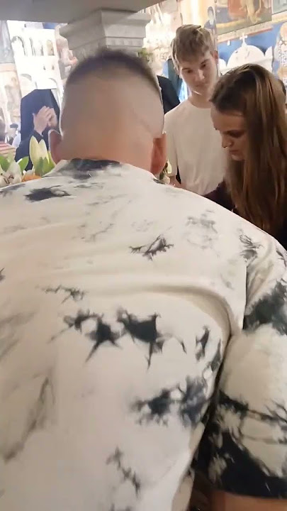 ΓΟΝΑΤΙΖΟΥΝ ΠΑΝΩ ΣΤΟΝ ΑΓΙΟ ΙΩΑΝΝΗ ΤΟ ΡΩΣΟ