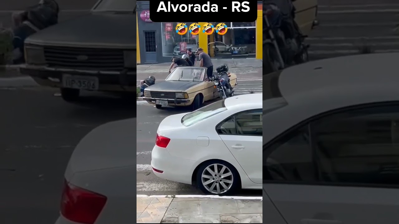 Corcel II conversível, rebaixado, canteiro, moto, acident3... quanta coisa num video 🤣🤣🤣🤣