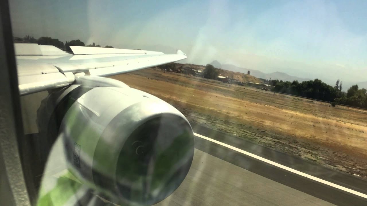 Boeing 787 approaching and landing at Santiago