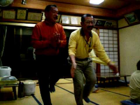 踊るあいちゃんと駒井さん