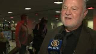 Download Lagu Deutsches Ehepaar beeindruckt von Shen Yun Künstlern MP3