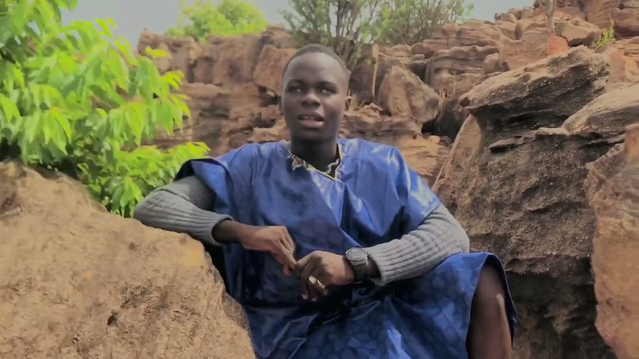 LIL FANTÔME Officiel l’histoire de deux amis étudiants aux placer