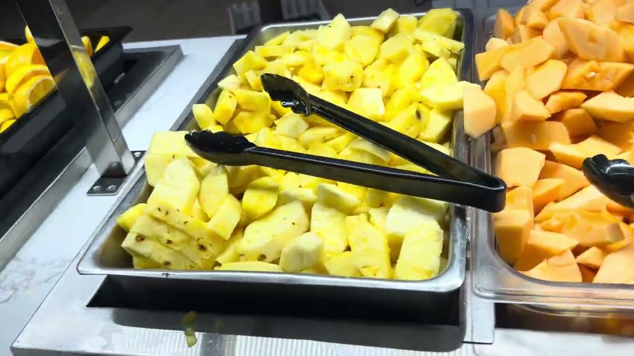 Disfrutando un platito de comida, China ￼