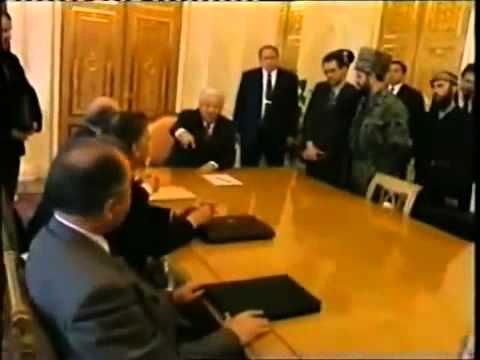 الرئيس الشيشاني زليم خان يهين رئيس روسيا يلتسين