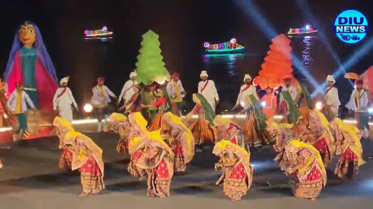 Администратор Прафул Патель и губернатор Манодж Синха почтили память погибших у мемориала INS Khu...