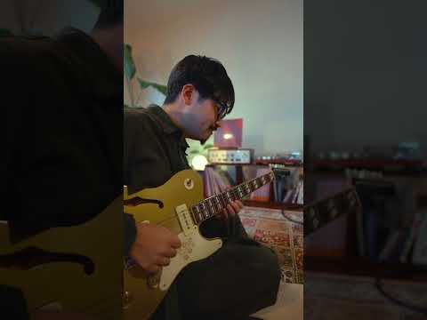 レコードとギター、音楽に囲まれる暮らし。音楽が日常にあるだけで、ちょっと幸せ。 #neosoul #guitar #Shorts
