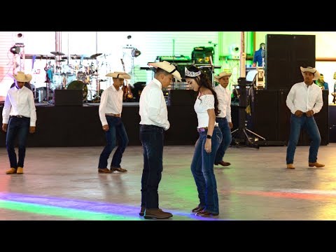 Video: Quinceanera Faller På Dansen På Hennes Fest