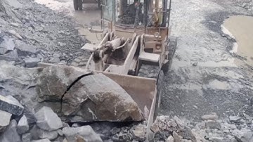 Heavy machine rocks Loding in action: caterpillar wheel loader 966F big rocks Loding trolleys#video