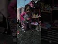 Bebé bailando el baile de perrito de forma divertida