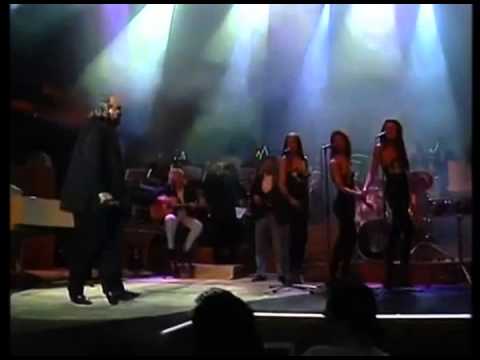 Família do cantor grego Demis Roussos confirma que ele morreu no sábado