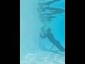 Ce technicien cherche une fuite dans une piscine à Brach