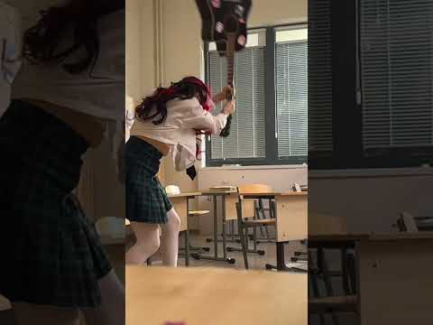 когда попросили сыграть на гитаре: