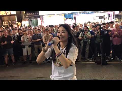 捕風的漢子「人群湧湧，一齊嚟欣賞呢個捕風的女子吧！」(20171029)香港街頭藝人及唱作音樂人彭梓嘉老師