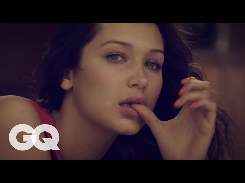 Video: Malli Bella Hadid, joka yritti vaalentaa säikeitä, poltti hiuksensa