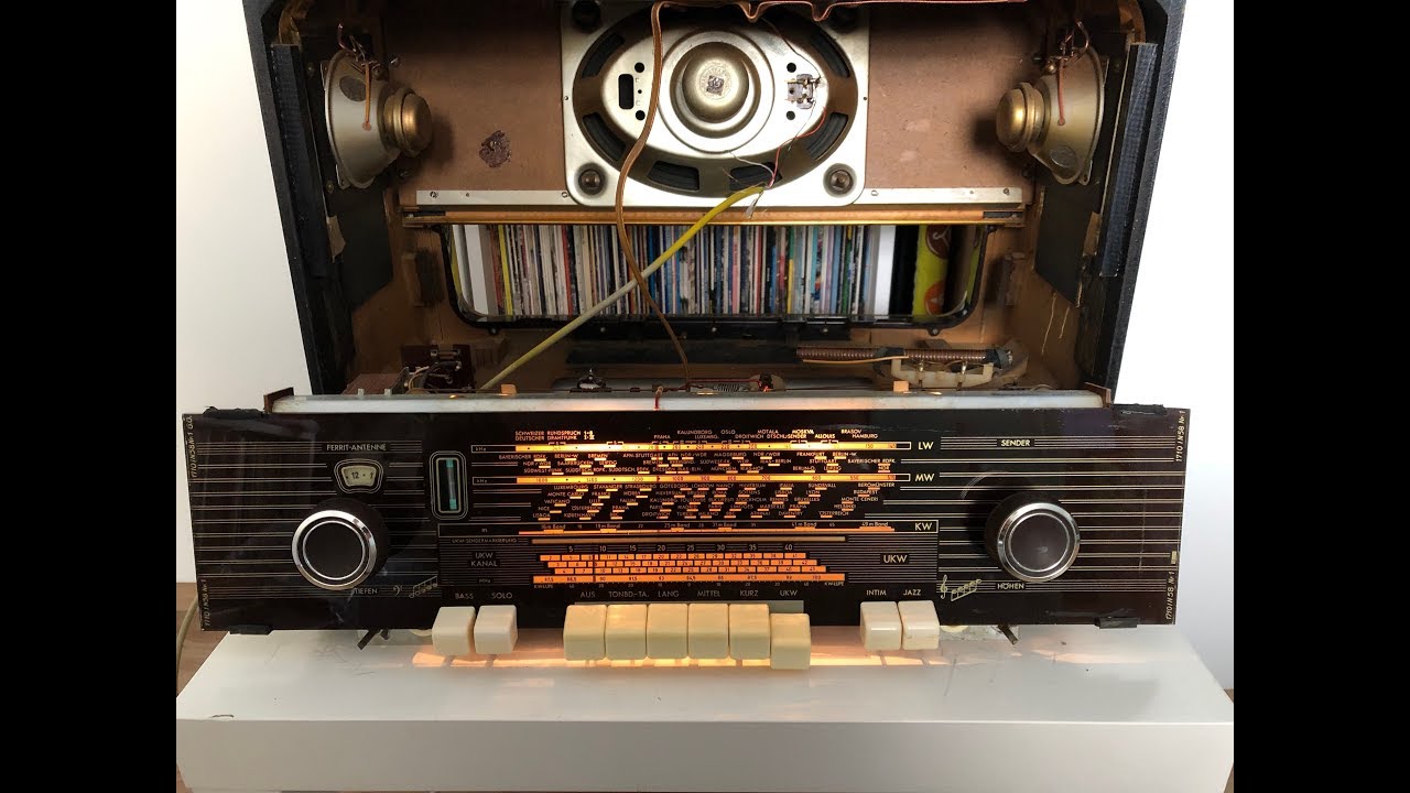 Telefunken Rhythmus 9 - condensatori de filtrare si lampi iluminare (film 024 / 2020)