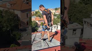 🔨 Stari krov odlazi, novi pokrov dolazi!🏠 Pogledajte kako izgleda krov prije i tijekom obnove.