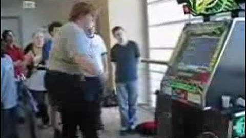 FAT GUY PLAYS DDR