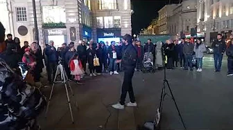 Street singer - Piccadilly Circus