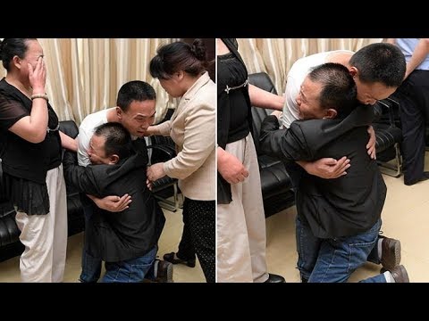 24년간 전단지 1만 8천장 뿌린 아빠가 '실종 아들'과 재회한 순간