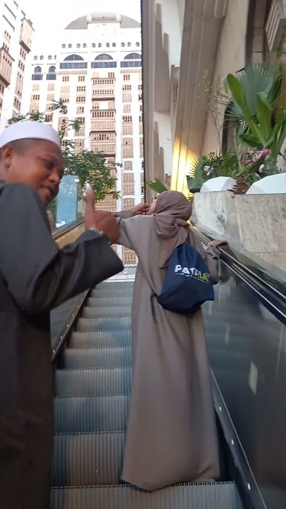 EXCALATOR VIRAL DEPAN MASJIDIL HAROOM
