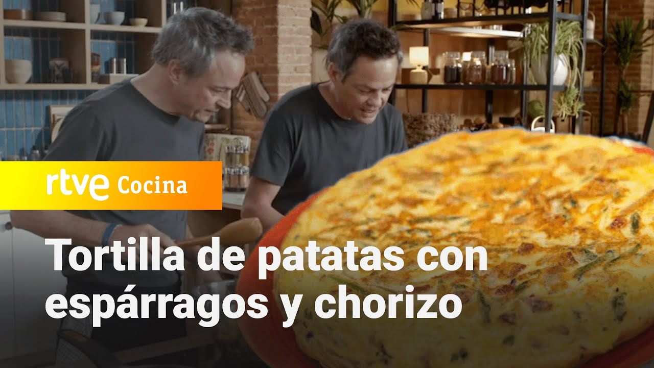 Tortilla de patatas con espárragos trigueros y chorizo - Menudos Torres | RTVE Cocina
