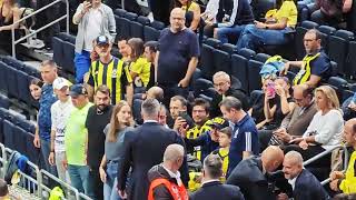 Yeni Başkanımız Sadettin Saran, Maç Öncesi Salona Girip Bench Arkasında Yerini Alır.