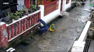 Download Lagu Seorang wanita terpeleset dan jatuh ke kanal saat berjalan pulang di Medan, Indonesia. MP3