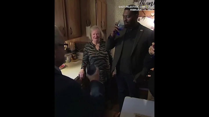 'CHEERS!🍻' U.S. EPA officers drink tap water during visit of home impacted by Ohio toxic train spill - DayDayNews