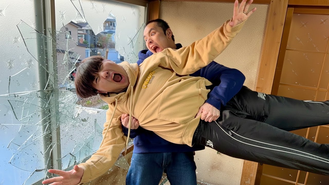 鬼滅ファンの禰󠄀豆子を餅つきの中に入れたら窓ガラスに投げられた動画【ドッキリ】