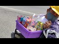 Vendedor de dulces se gana la vida sobre ruedas