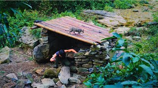 Solo Bushcraft: Build a Rock shelter. Go hunting at night and make grilled frogs on the rocks.