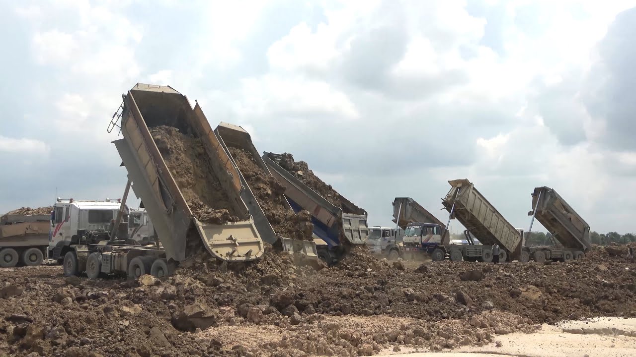 Skills Operator Power Long Moving Sticky Soil Dump Truck & Bulldozer SHANTUI Pushing Mud Dirt