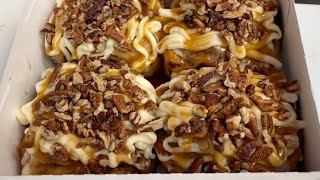 How To Eat A Ooey Gooey Cinnabon!