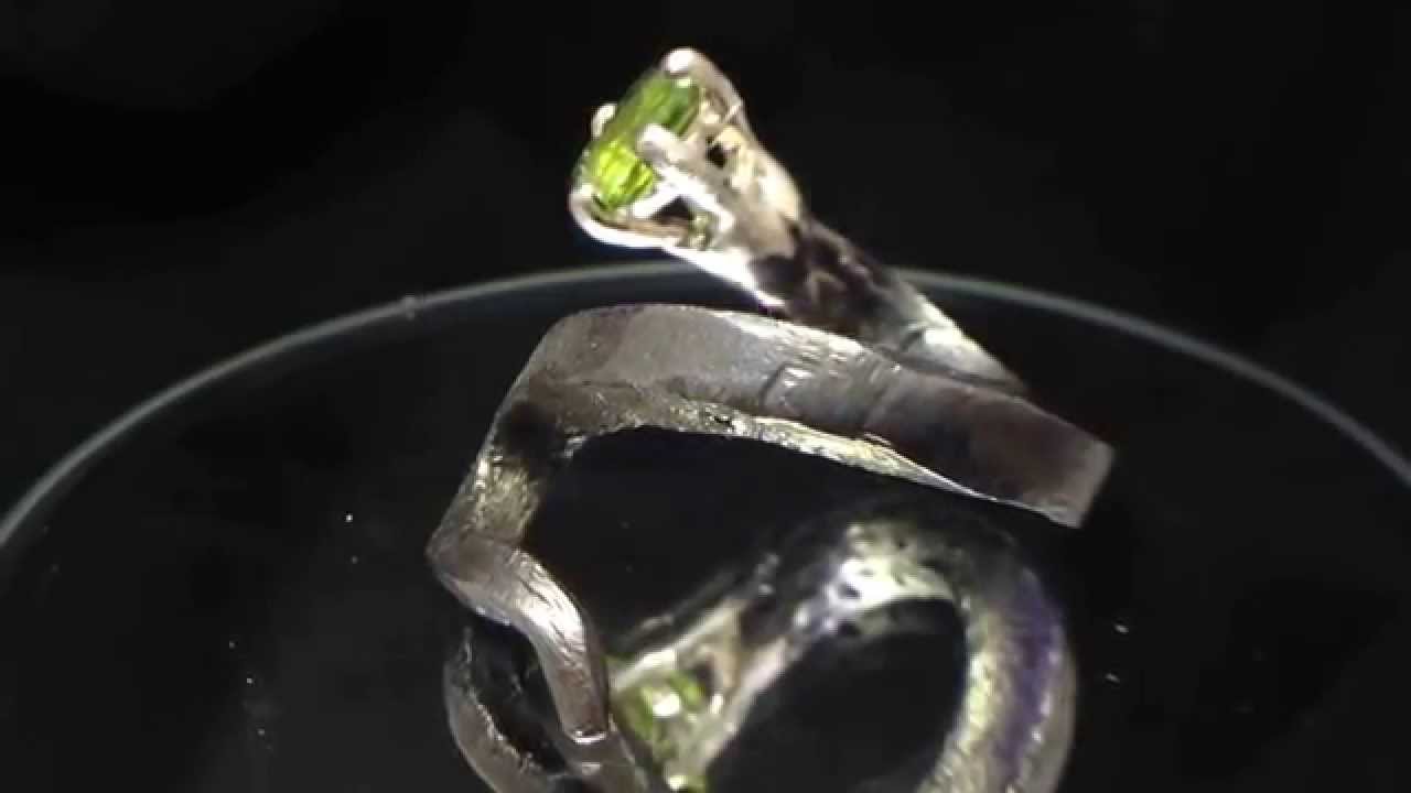 chiodo in argento con peridoto quadrato e bagno galvanico parziale di rutenio