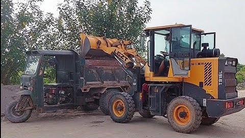 Công nông ba bánh chở vật liệu xây dựng | Máy xúc múc vật liệu lên công nông ba bánh