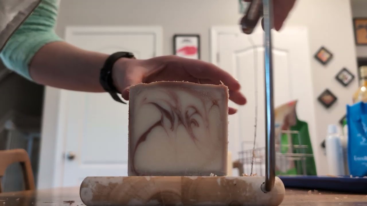 Cutting pumpkin spice soap with red mica swirl 