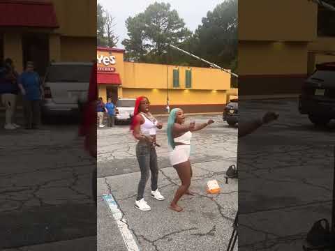 Sexyy Red & Sukihana Shooting A Music Video Outside Popeyes 😂