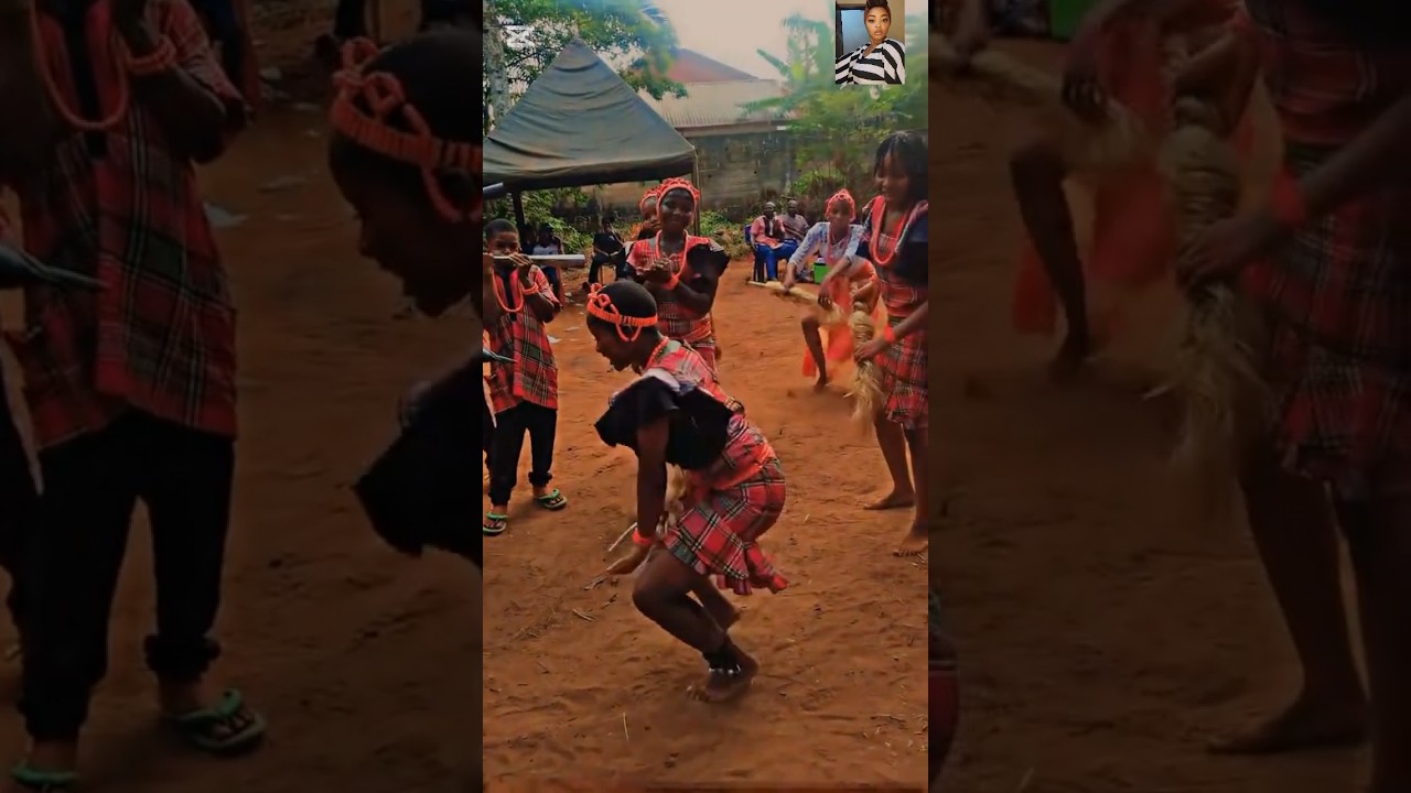 A pretty Nsukka girl dancing to the cultural ikorodo dance. She's so flexible. South East🇳🇬 