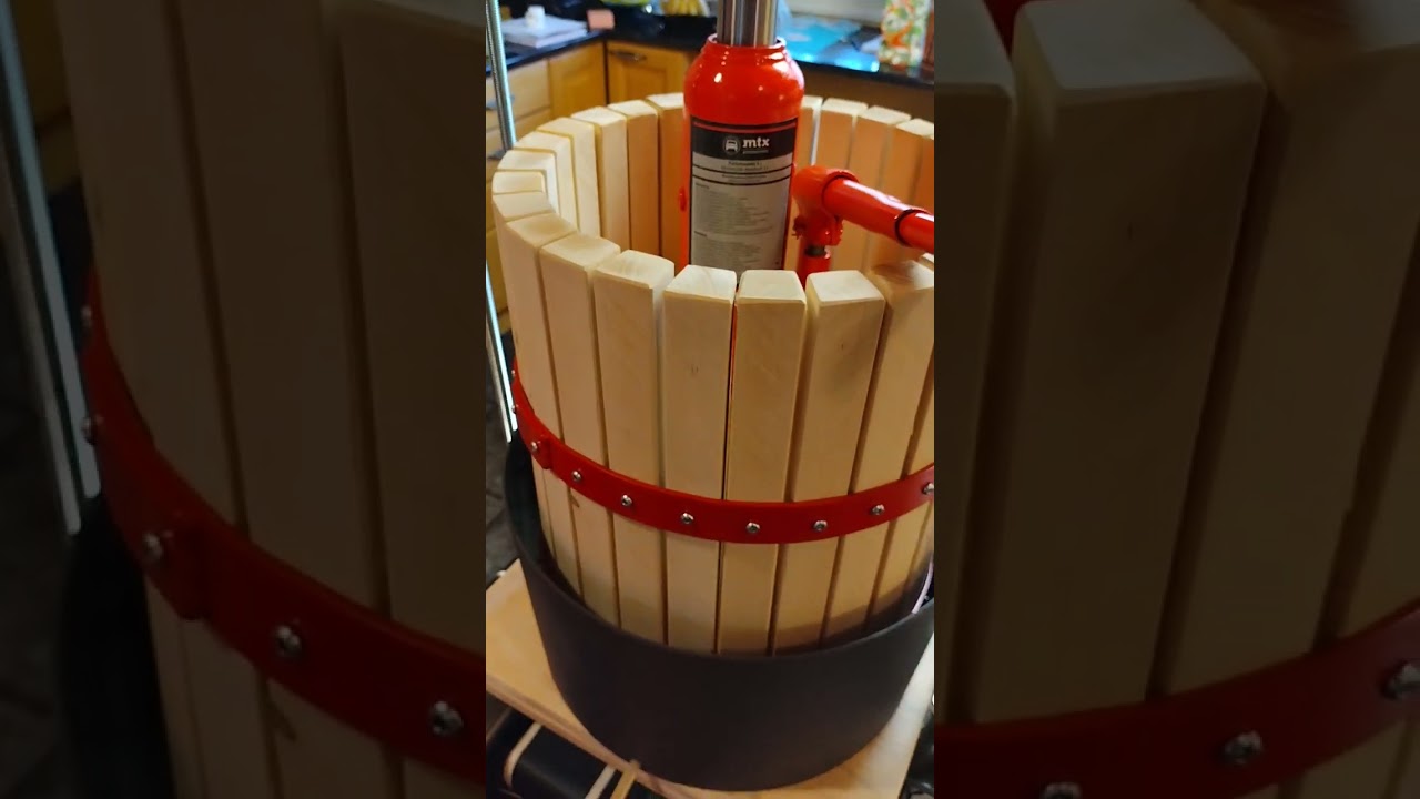 Omenamehun puristusta, omenamehun puristin