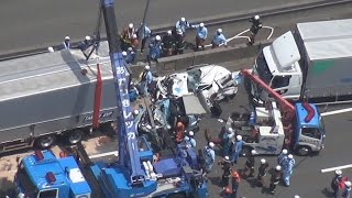 阪神高速で事故、３人死傷 トラックや乗用車計４台