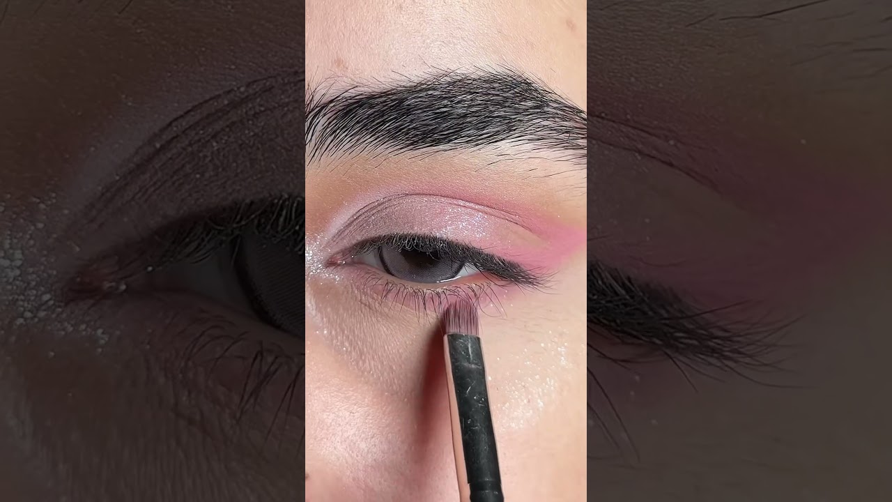 ￼Softglam pink cutcrease with a sharp wing effortless&elegant💋 