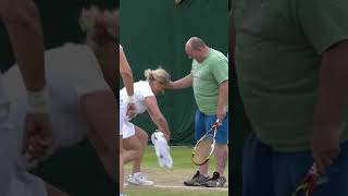 Kim Clijsters gives man from Wimbledon crowd her skirt so he can play tennis 🙂🎾 #wimbledon #tennis