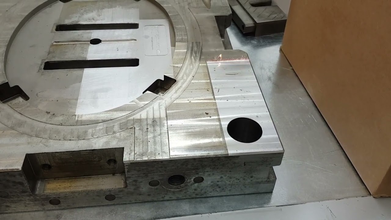 Pulizia di uno stampo metallico con il laser