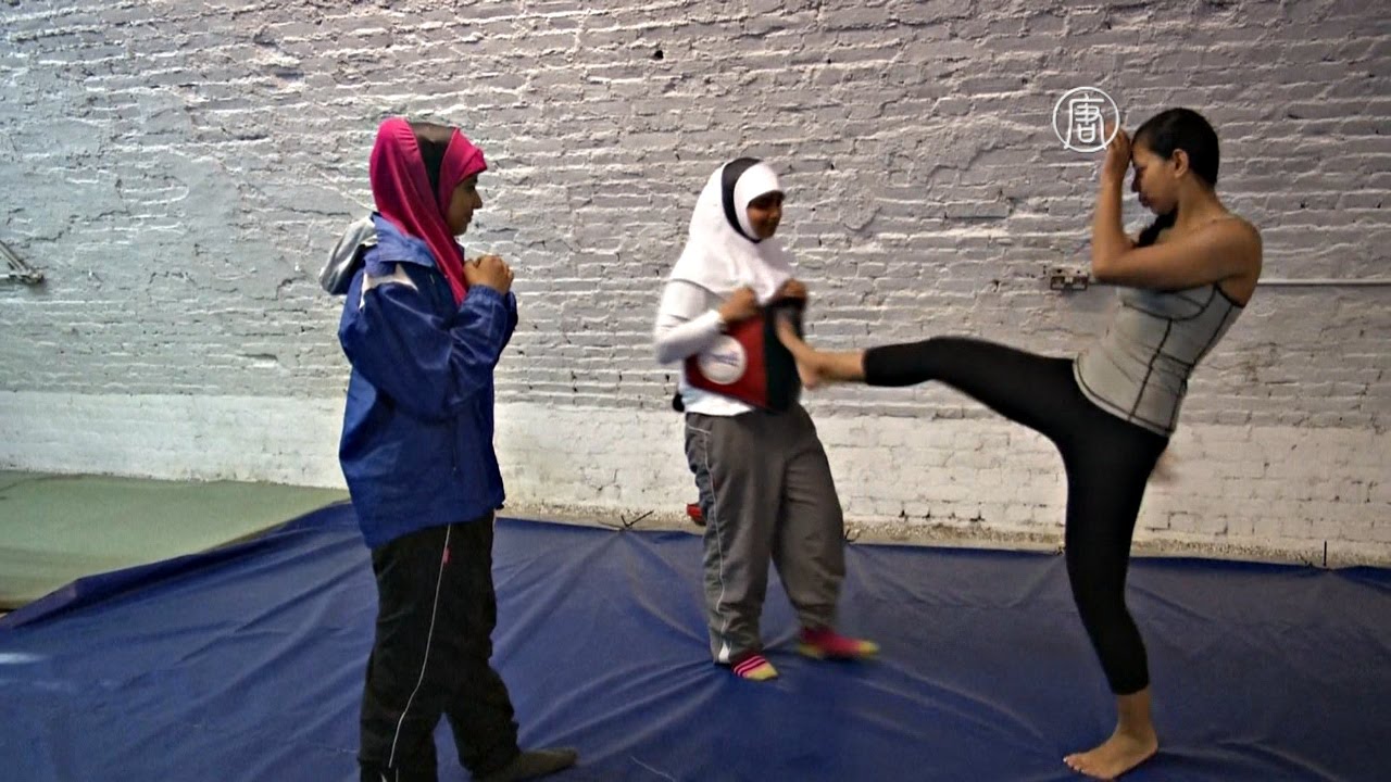 Хеджаб. Спортивный мусульманин. Мусульманка боксирует. Мусульманка на физкультуре. Мусульманка на тренировке.
