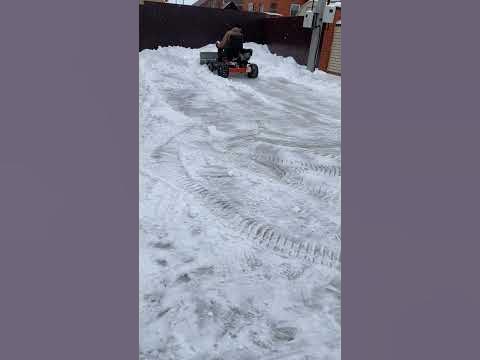 Минитрактор чистит снег - YouTube