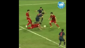 Văn Hậu Dùng Cả Thân Mình Lăn Xả Vì Màu Cờ Sắc Áo | Cuồng Thể Thao #shorts