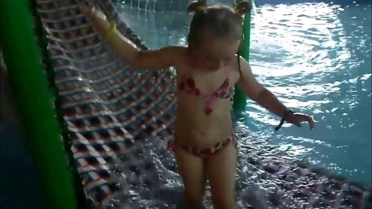 Water Park, Father And Daughter, Playing In The Water Picture And HD Photos Free