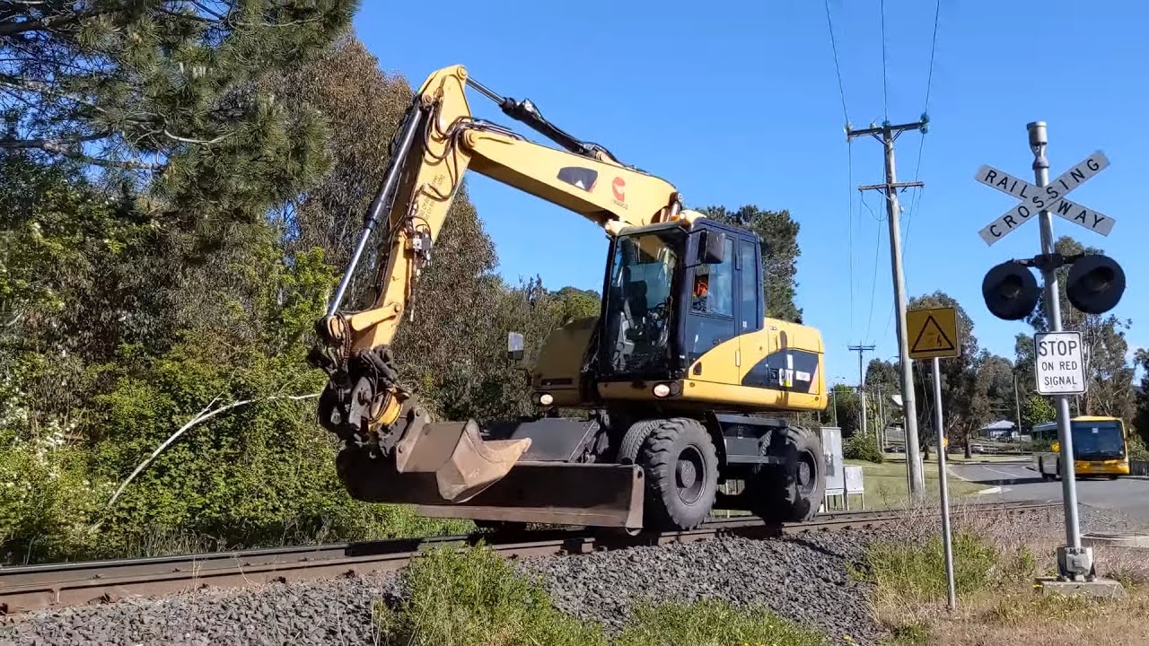 Gradco CAT M313D Hi Rail Excavator crossing Glenwood Road - YouTube