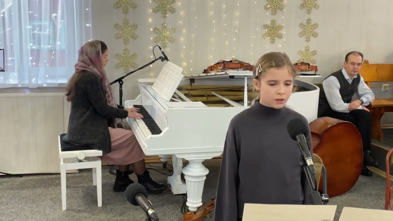 РОЖДЕСТВЕНСКАЯ ПЕСНЯ (Небо спит...) / Вера Звертовская, детское соло