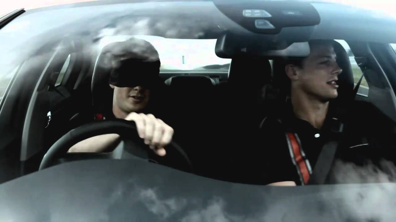Video till Racingföraren Jonny Reid kör nya S60 - med ögonbindel!